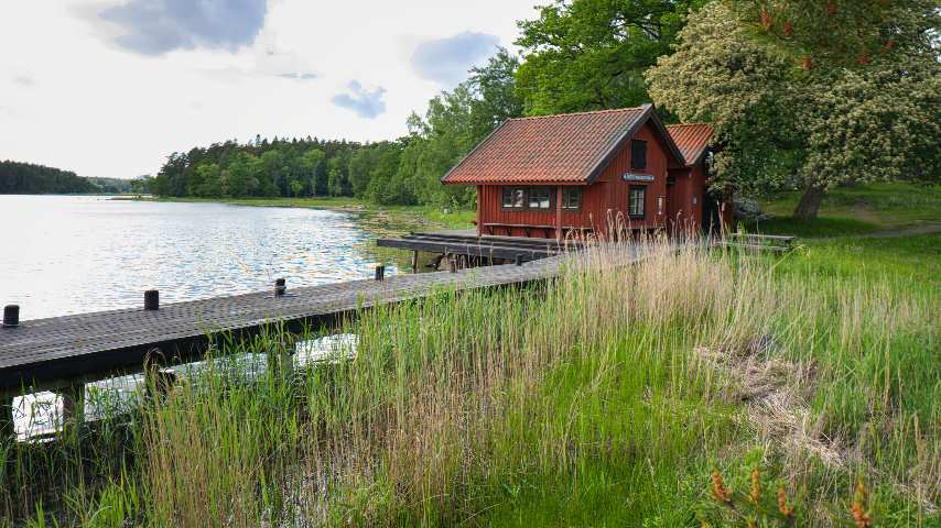 Der Anlegesteg mit dem roten Bootshaus im Ängsö Nationalpark