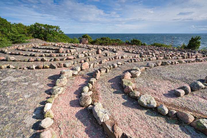 Ein Steinlabyrinth auf der Insel Blå Jungfrun