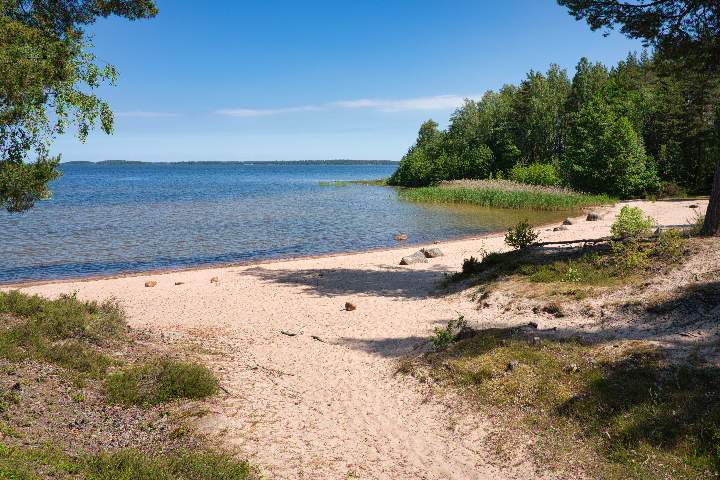 Einsamer Sandstrand auf Torsö am Vänernsee