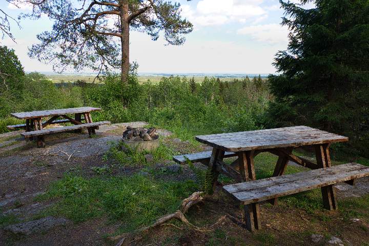 Tische und Bänke an einem Grillplatz an dem Aussichtpunkt Svensbodaberget