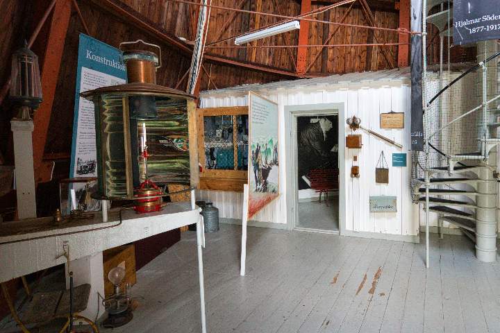 Ausstellung in Leuchtturm mit historischen Geräten