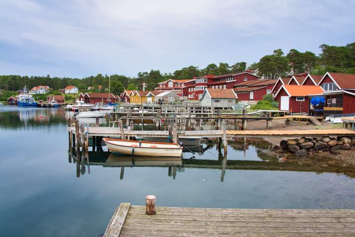 Das Maritime Institut der Universität Göteborg mit seinen kleinen Häuschen und Bootsstegen