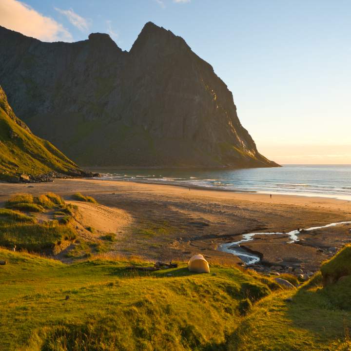 lofotodden-kvalvika-sunset Grillstelle mit Schutzhütte im Färnebofjärden Nationalpark