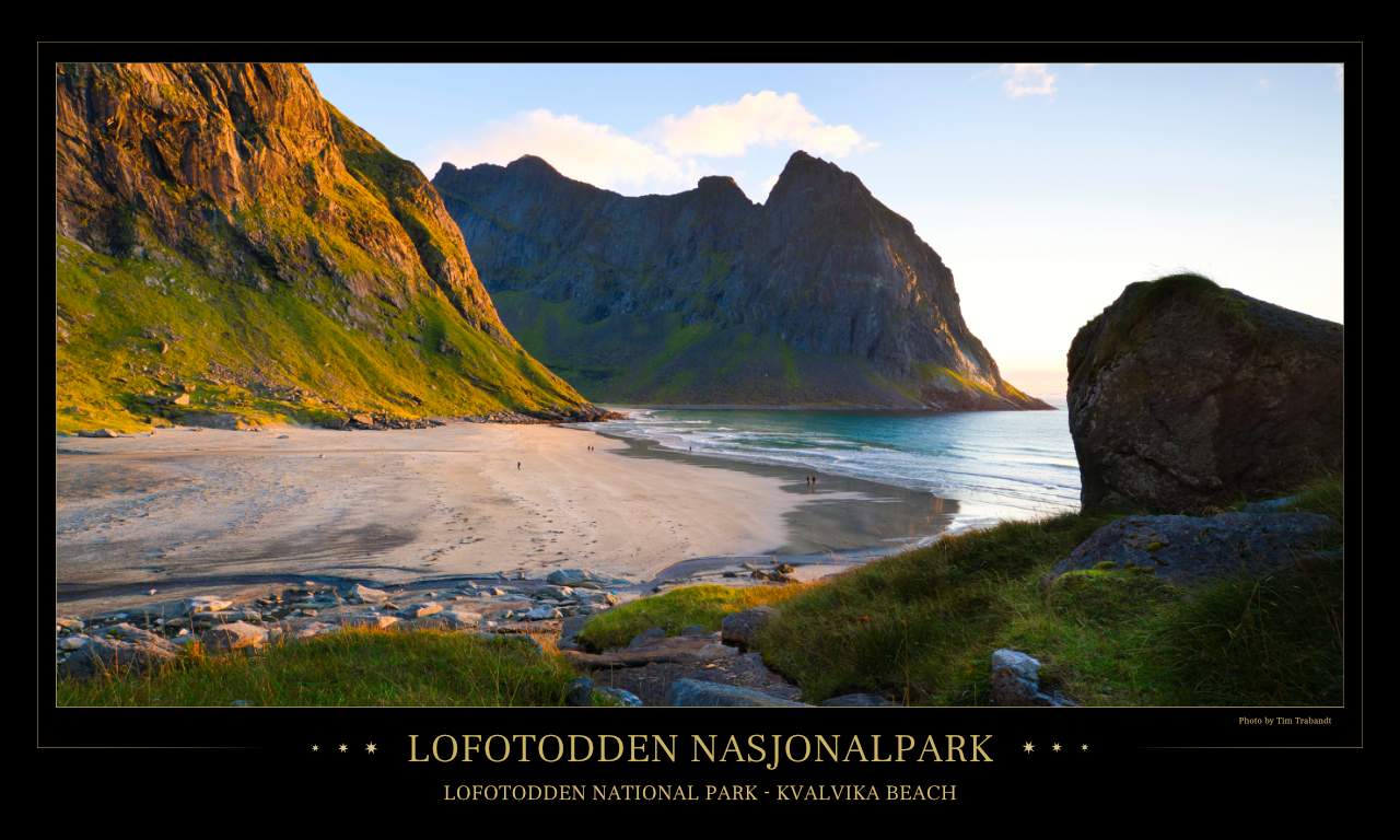 Der Kvalvika Beach im Lofotodden Nationalpark auf den Lofoten, umrahmt von steilen, im Abendlicht grün leuchtenden Berghängen.
