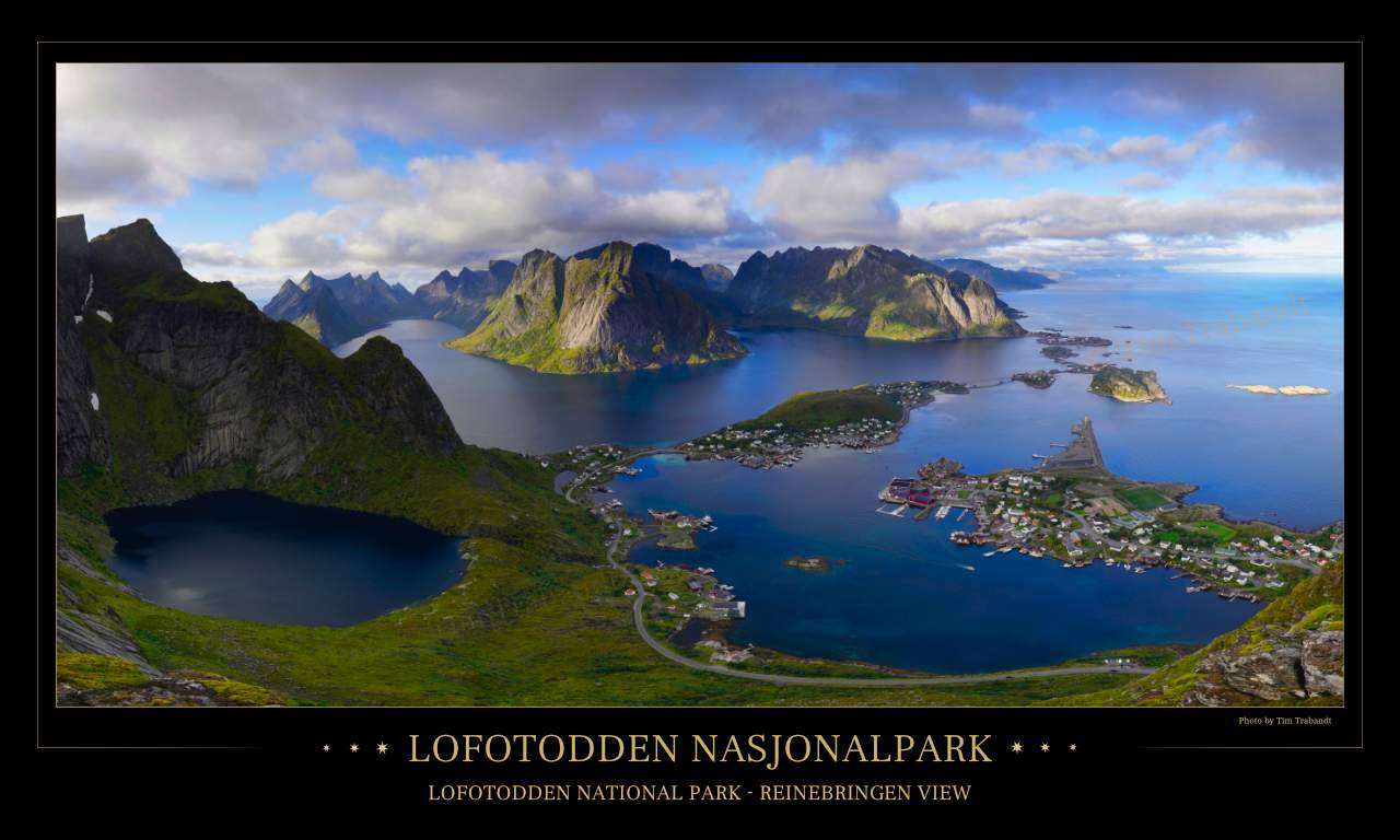Blick vom Reinbringen auf den Ort Reine und die Fjord- und Bergwelt des Lofotodden Nationalpark