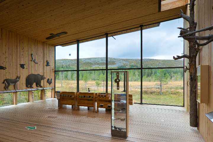 Blick aus der Glasfront des ansonsten in Holz gebauten Naturum des Fulufjället Nationalparks