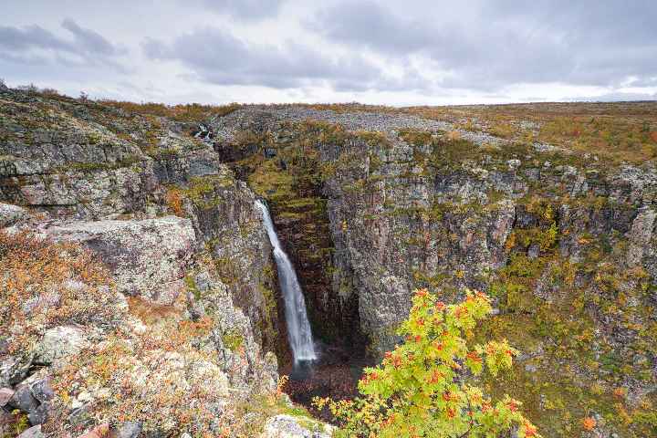 Blick von der Hochebene auf den höchsten Wasserfall in Schweden Njupeskär im Natiolalpark Fulufjället