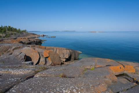 Felsenküste auf der Insel Ulko-Tammio im Ostfinnischen Meerbusen Nationalpark