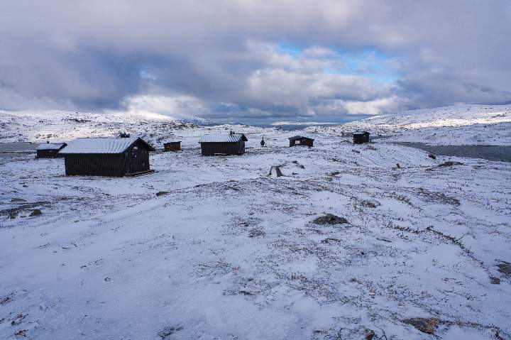Verschneite Landschaft mit den Hütten von Duottar
