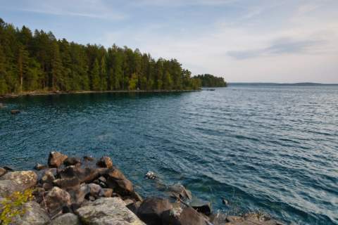 Am steinigen Ufer des Päijänne Sees im Päijänne Nationalpark in Finnland