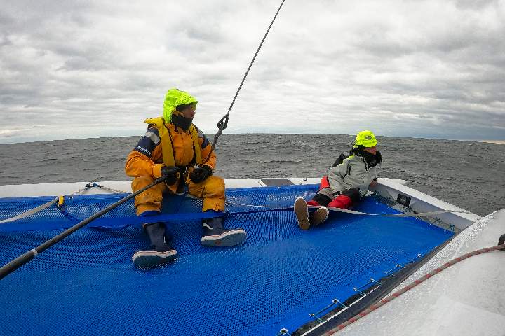 2 Segler auf einem Trimaran