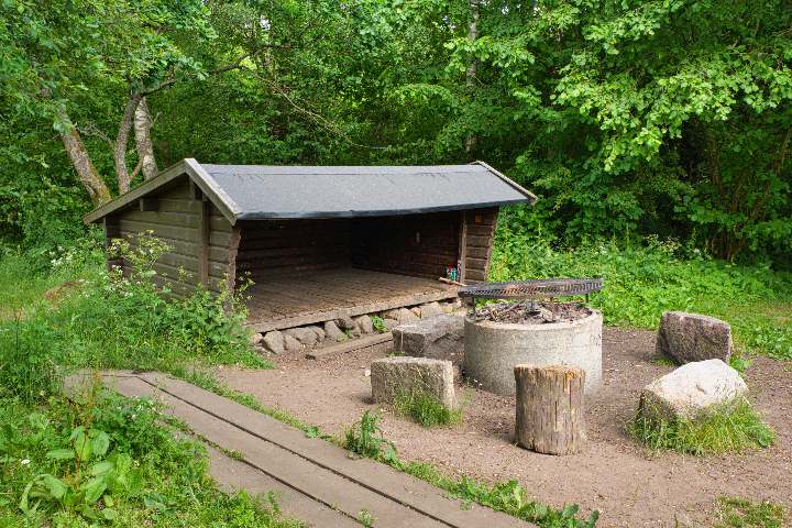 Eine Windschutzhütte vor einer Feuerstelle im Söderasen Nationalpark ist für Übernachtungen gedacht.