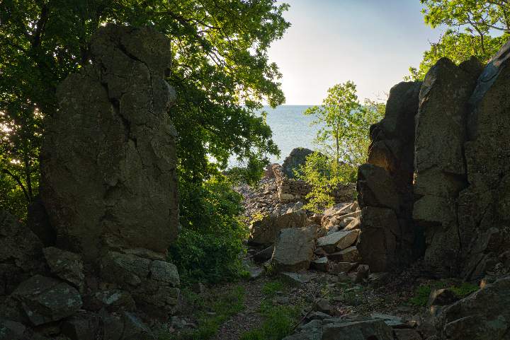 Der Durchgang zwischen den zwei senkrecht stehende Felsen des Jättens port