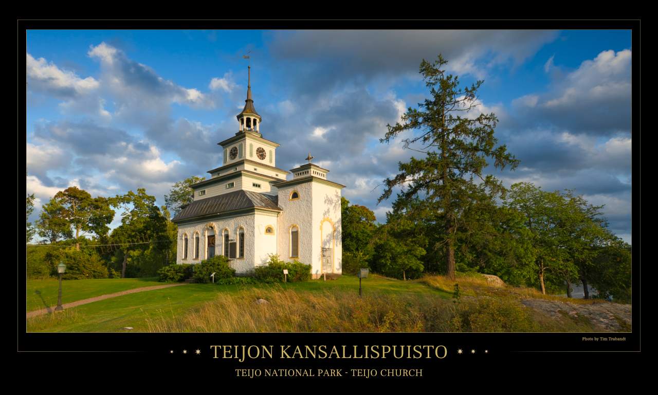 Die Kirche des Teijo Nationalparks im Abendlicht. Sie liegt auf einem kleinen Hügel und ist von einer Parkähnlichen Anlage mit Rasen und alten Bäumen umgeben.
