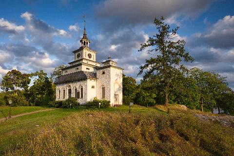 Eine historische Kirche auf einem Hügel im Teijo Nationalpark