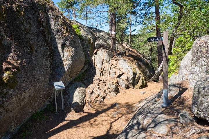 Die letzten Meter auf den Oxaberget im Tiveden Nationalpark führt der Weg ausgesetzt über Granitfelsen.
