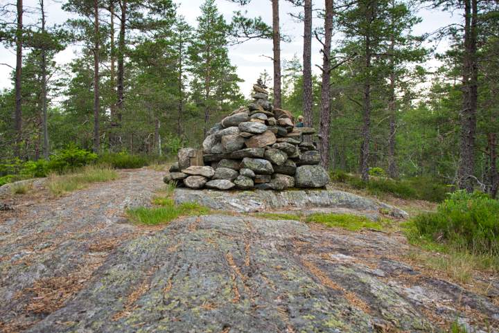 Ein Steinhaufen markiert den Gipfel des Orsjöjden im Tresticklan Nationalpark